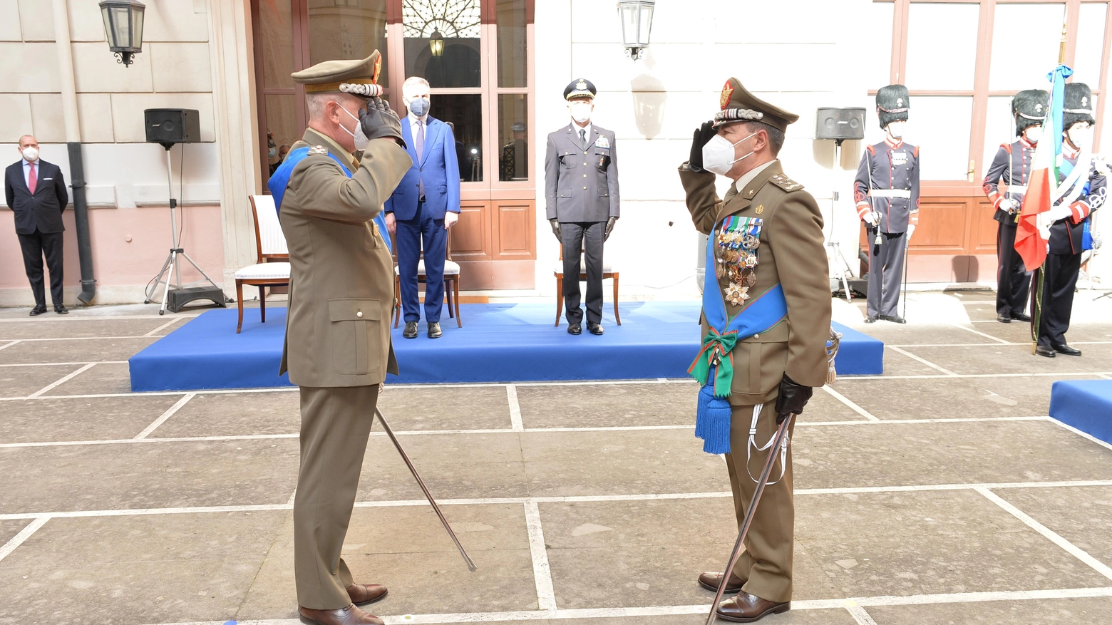 Il Generale Farina ed il Generale Serino in un momento della cerimonia