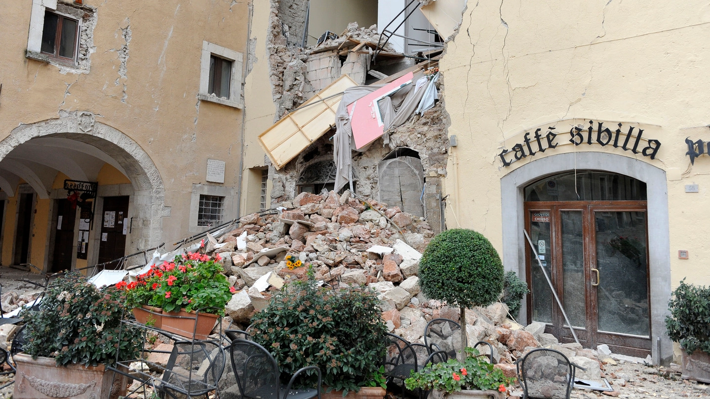 Il centro storico di Visso (Macerata) dopo il terremoto (foto Calavita)
