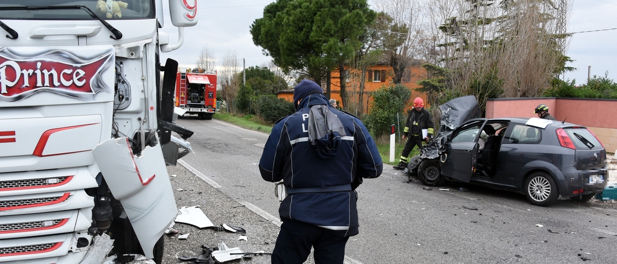 Incidente Tolemaide oggi a Rimini: tremendo schianto frontale tra auto e Tir