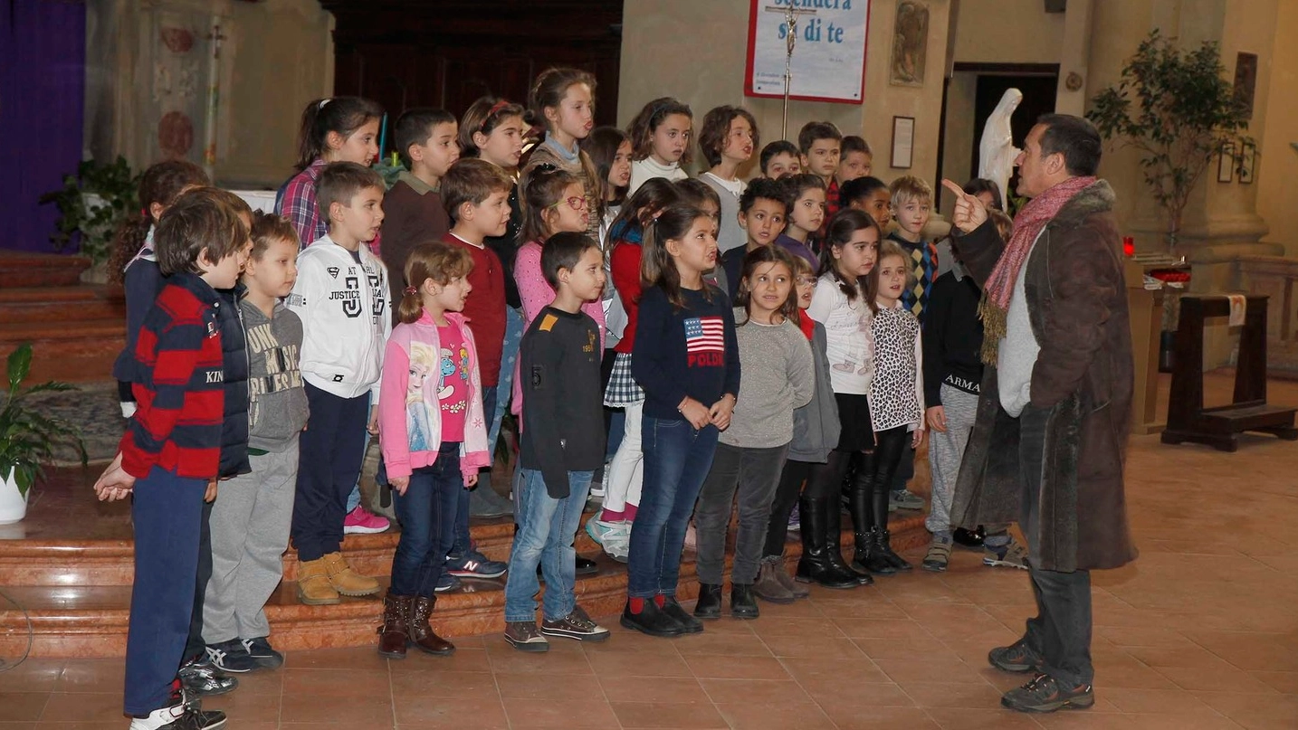 IN CORO Si esibiranno anche i bambini della primaria Spallicci (foto di repertorio)