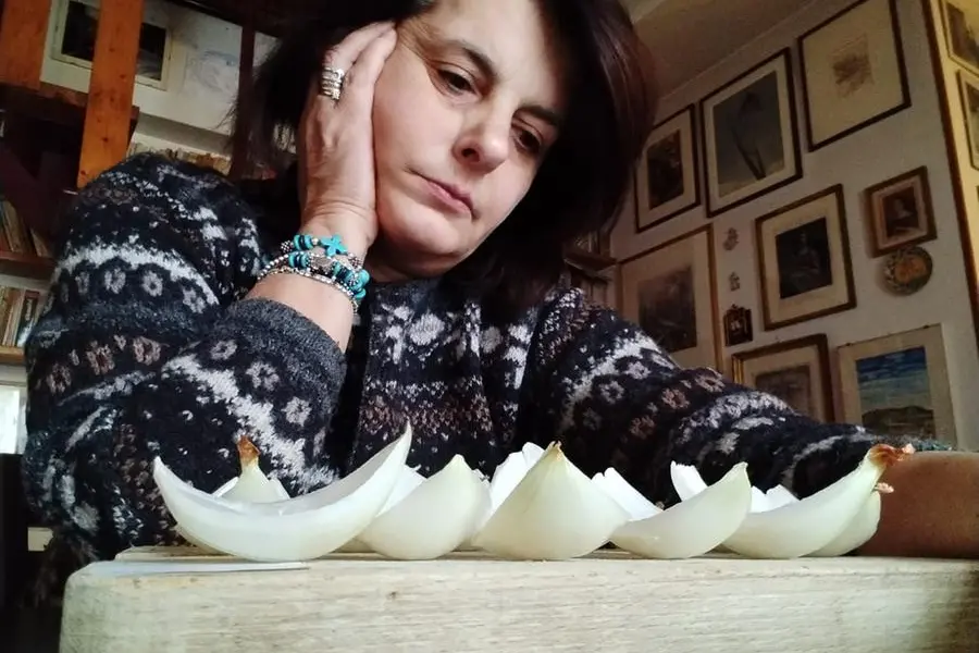 Emanuela Forlini legge le cipolle
