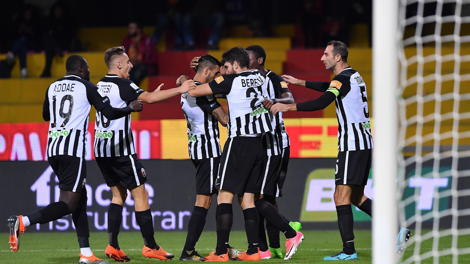 L'esultanza dell'Ascoli dopo la vittoria per 2-1 a Benevento (Lapresse)