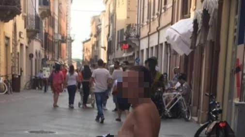 Donna nuda in centro a Rimini