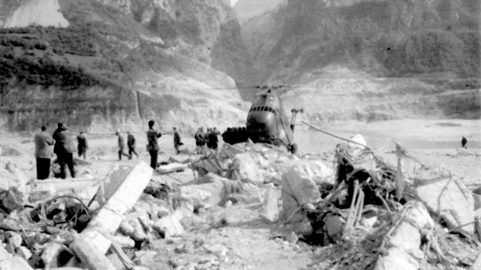 Immagine della tragedia del Vajont del 9 ottobre 1963 e un pezzo di montagna si staccò precipitando in una diga: un'onda gigantesca invase diversi paesi uccidendo 1910 persone