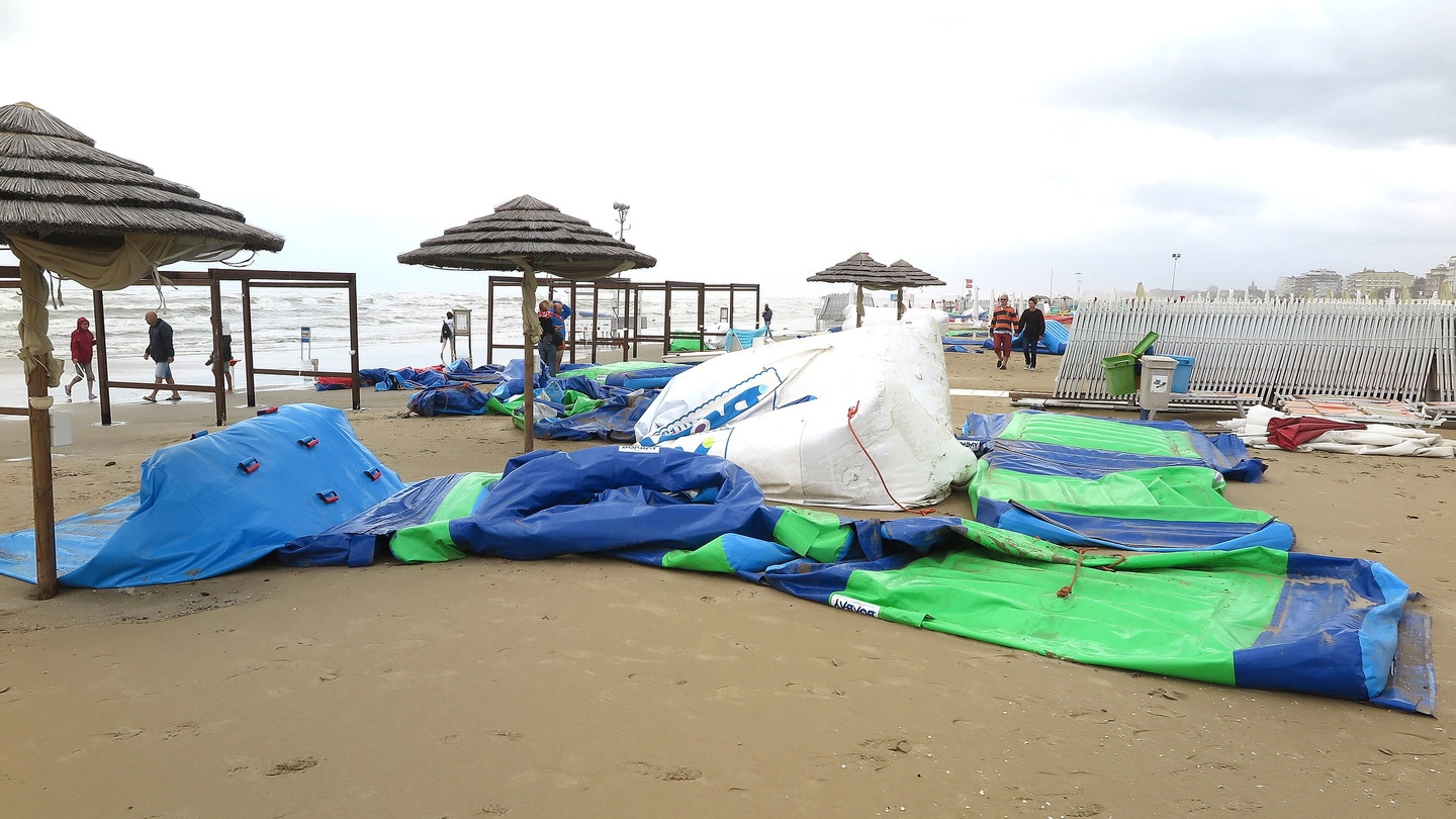 Rimini, la mareggiata ha devastato il parco galleggiante Boabay (Foto Bove)