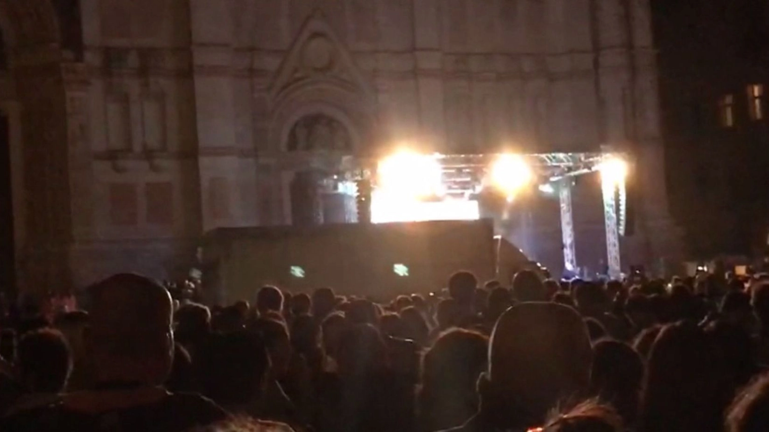 Bologna, camion attraversa piazza Maggiore durante il concerto dei Nomadi