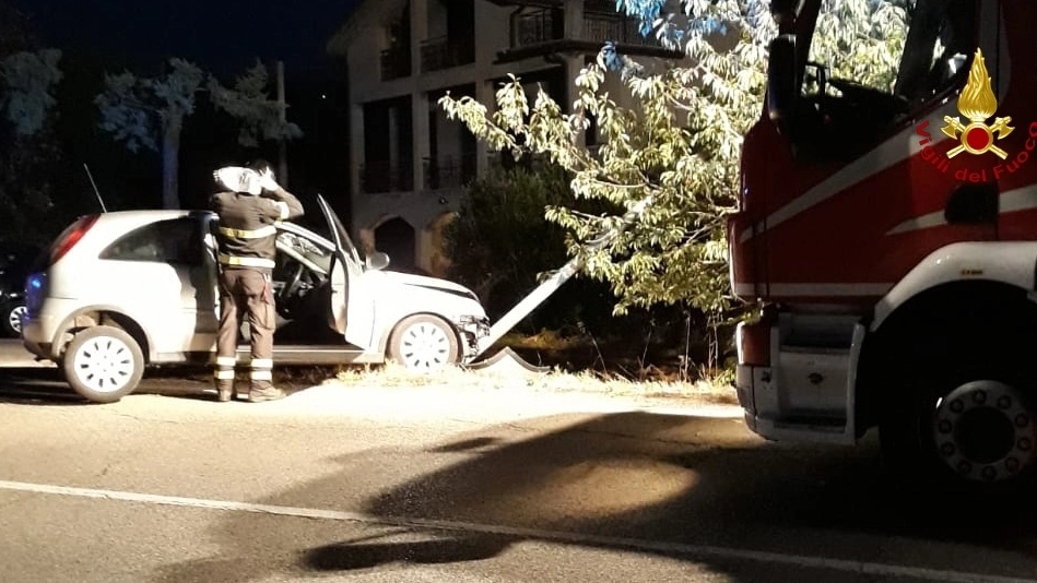 Incidente a Loreto, auto finisce contro un palo
