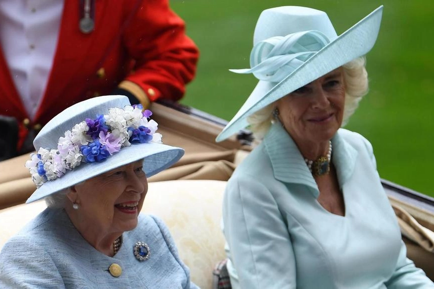 La regina Elisabetta con la duchessa di Cornovaglia Camilla