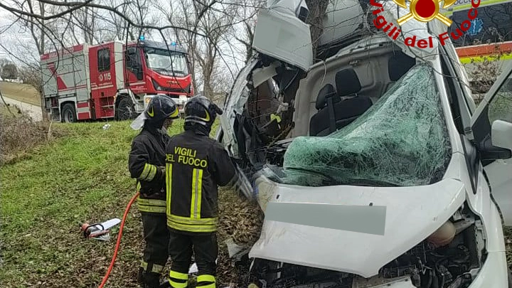 Incidente mortale a Serra de' Conti, il furgone finisce contro un albero