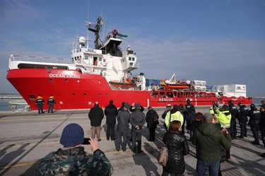 Ocean Viking, migranti in salvo: "Donne violentate nei lager libici"