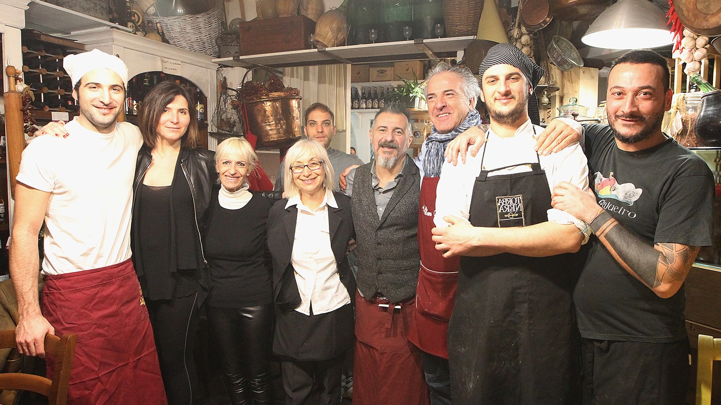 Nel ristorante di Marco Moriconi (terzo da destra), foto Zani