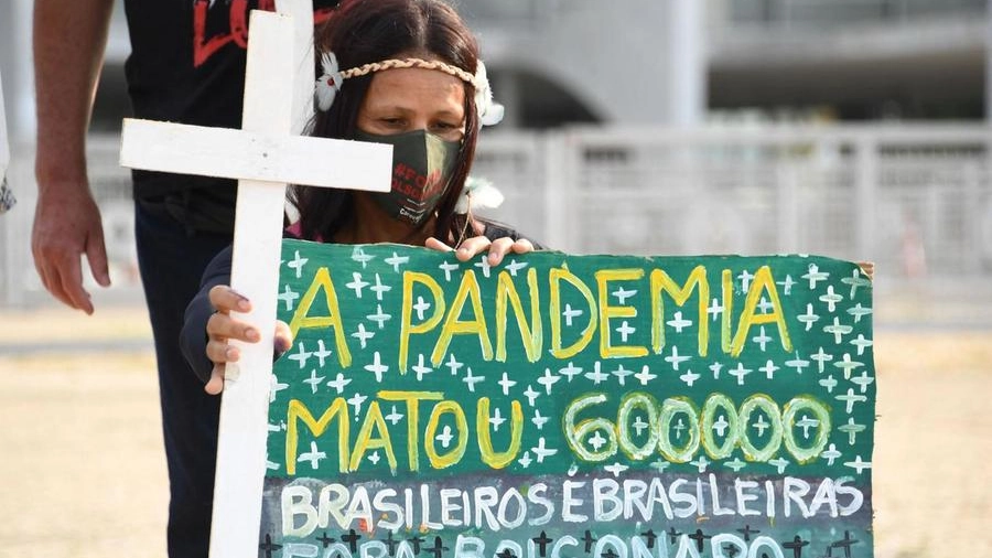 Brasile: protesta contro Bolsonaro per la gestione del Covid (Ansa)