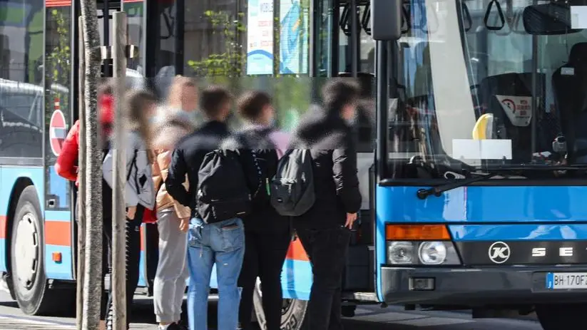 Ragazzina aggredita sessualmente sul bus a Bologna