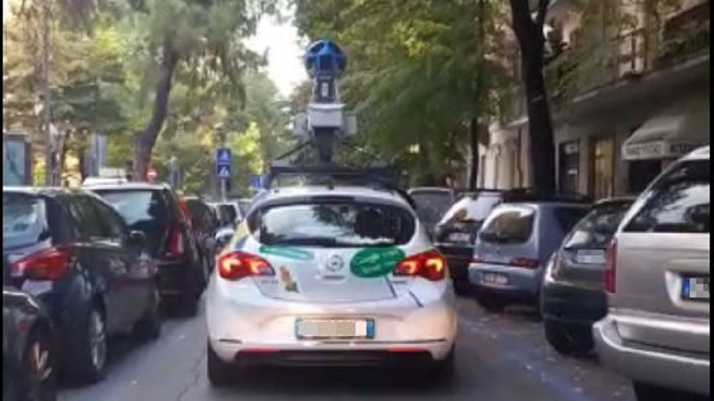 La Google car fotografata in giro per la città