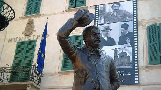 La statua di Peppone nella piazza di Brescello (Foto Lecci)