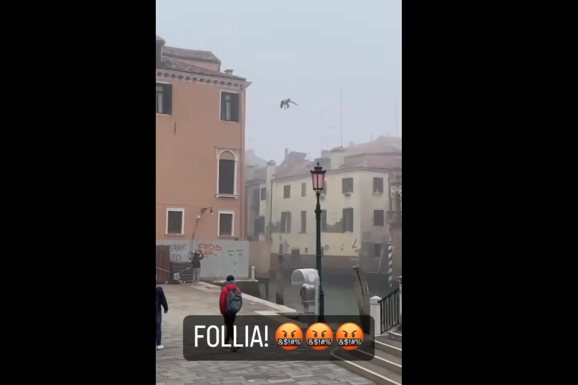 Venezia, uomo di tuffa dal tetto di un palazzo