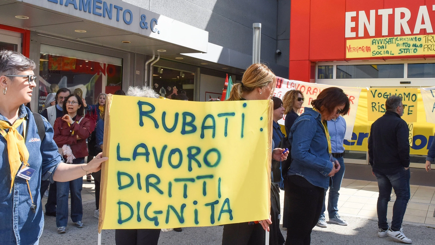 La protesta dei dipendenti del Mercatone Uno (Foto De Marco)