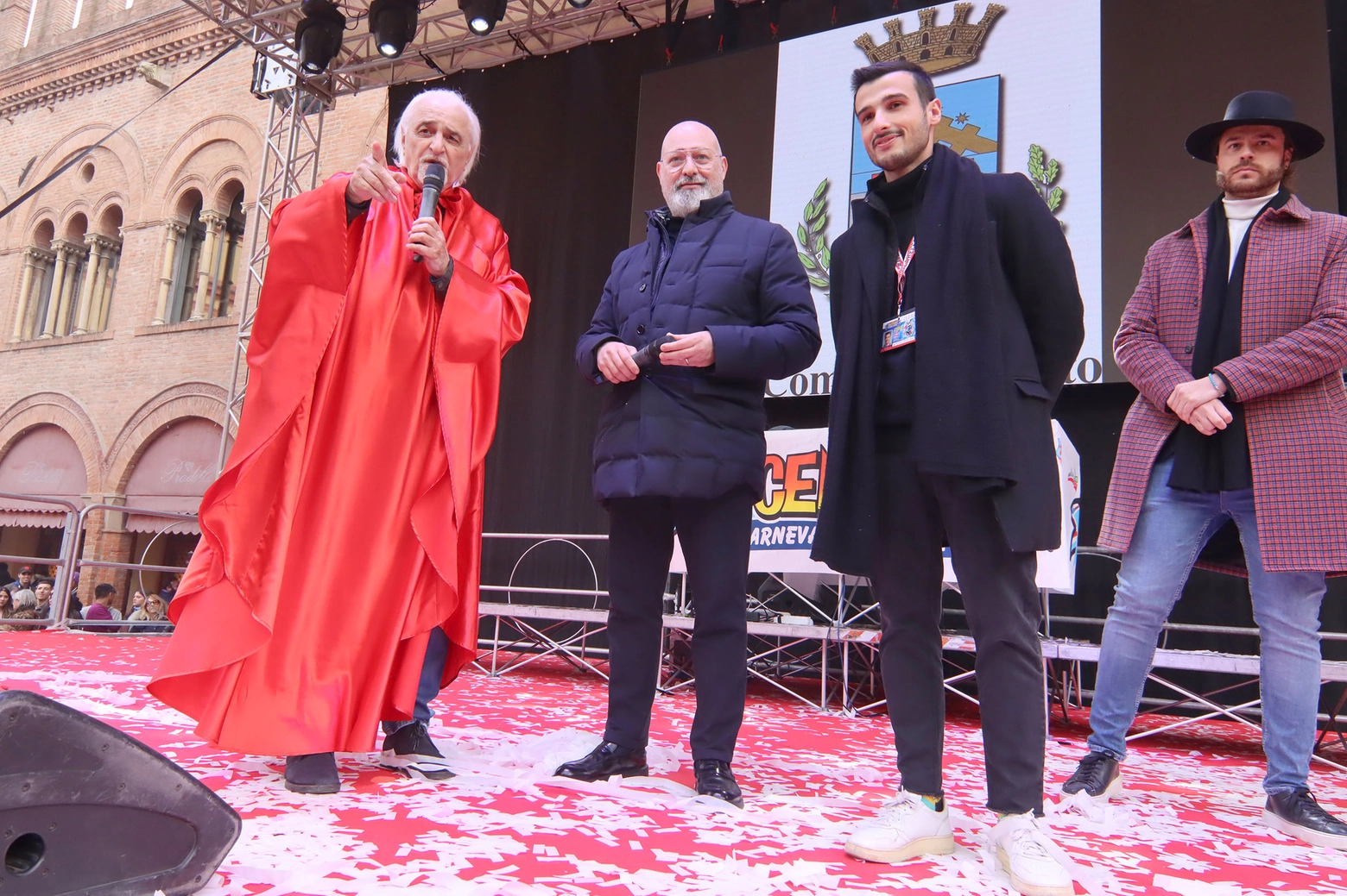 Il governatore Stefano Bonaccini sul palco del Carnevale di Cento 2024