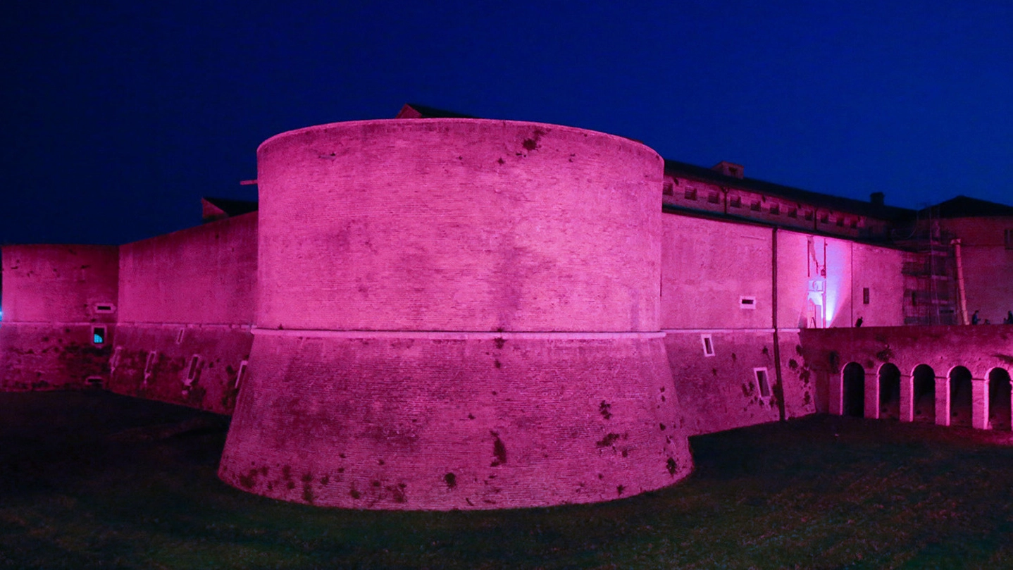 Una inusuale Rocca Costanza dipinta di rosa (Fotoprint)