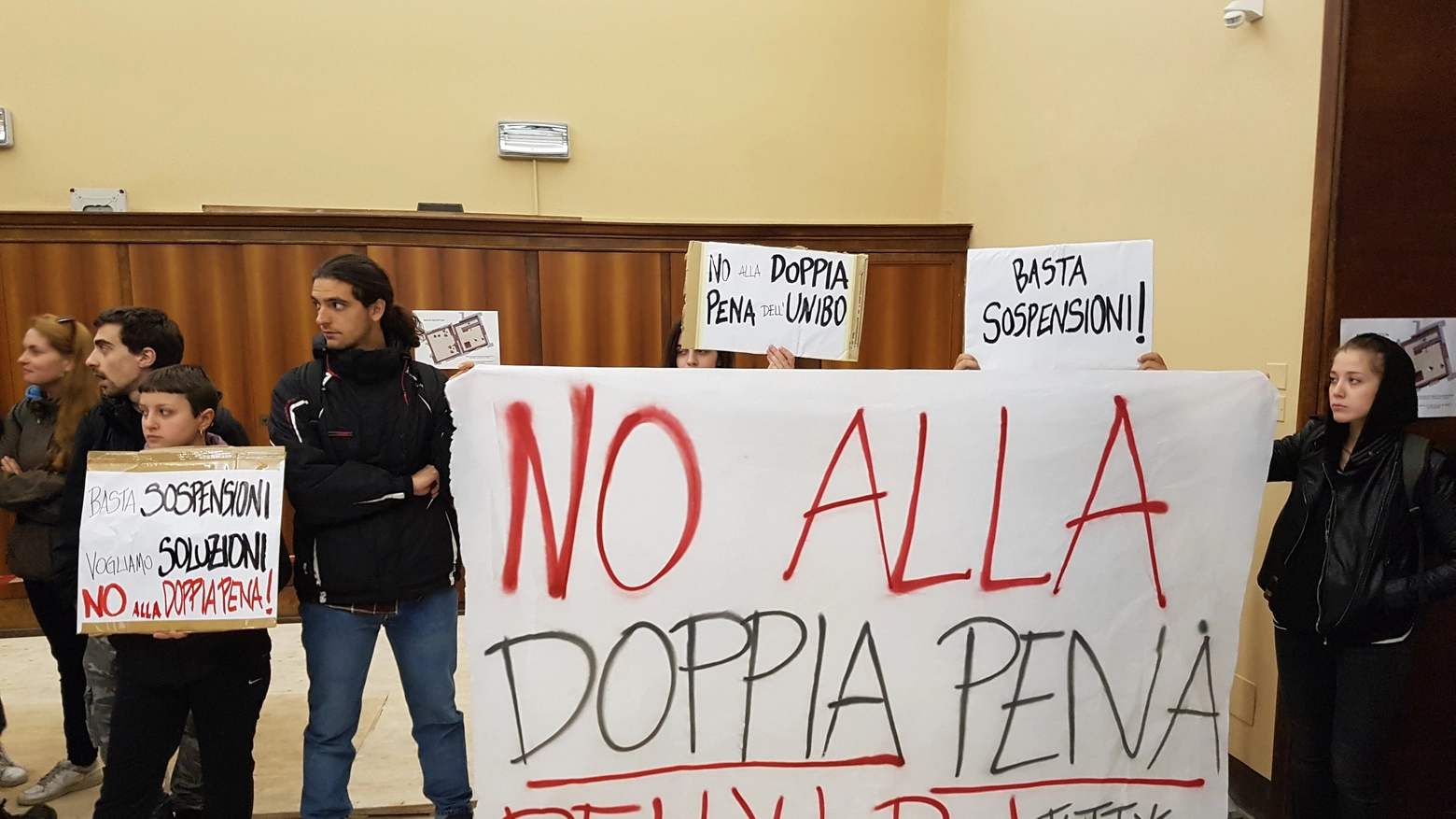 La protesta dei collettivi in Rettorato a Bologna