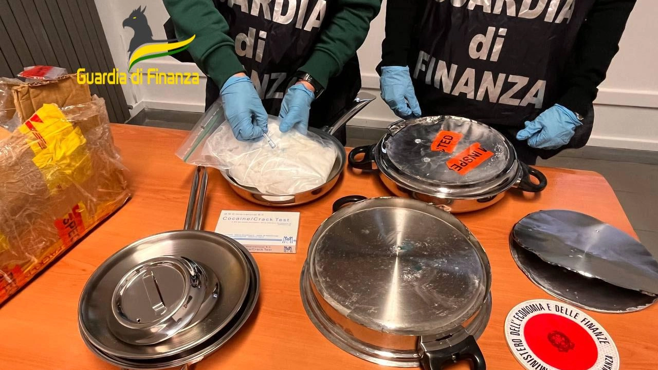 I militari delle Fiamme Gialle hanno intercettato il carico di droga nel set di di tegami arrivato nell'hub internazionale con un volo dall'Ecuador