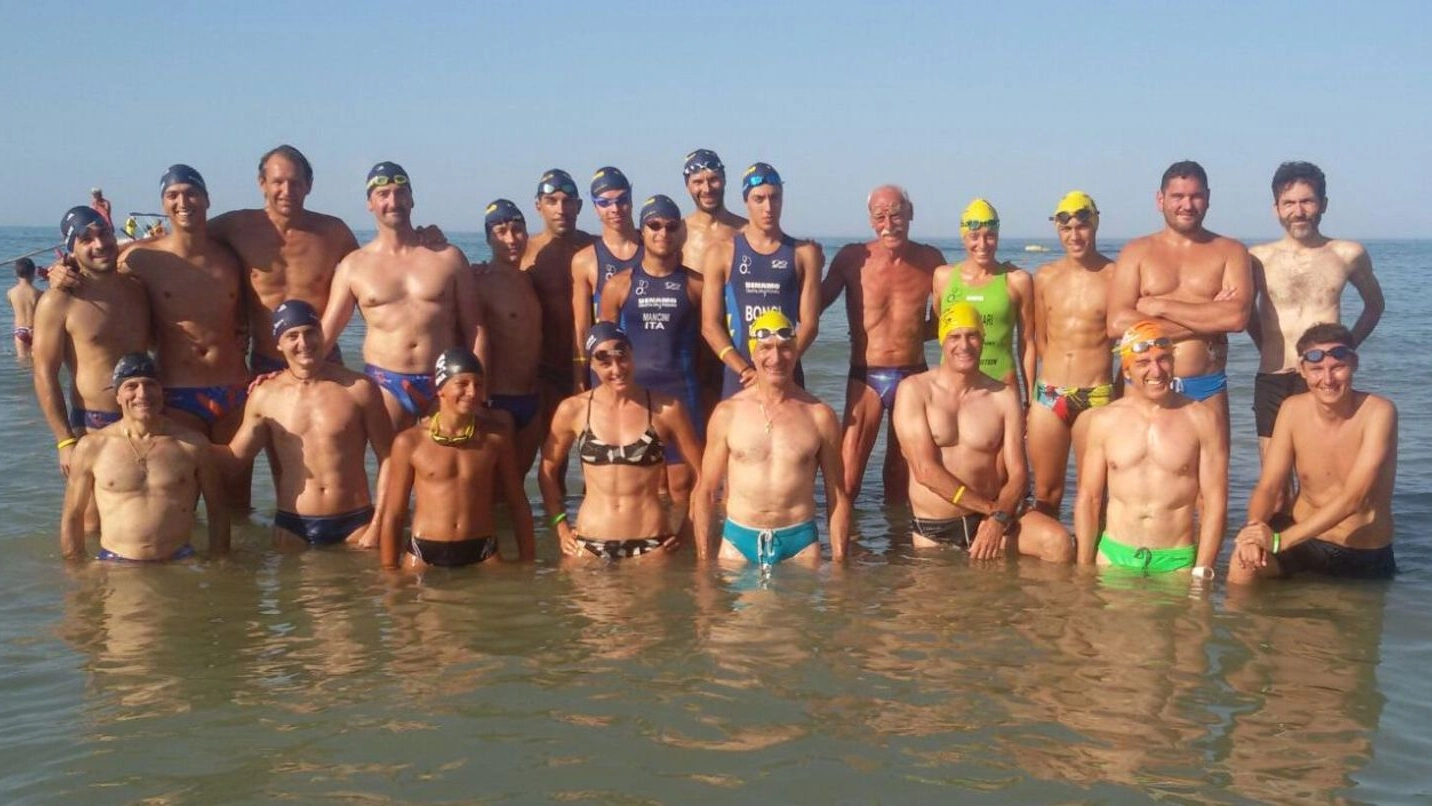 I partecipanti alla seconda nuotata del porto, organizzata da Sport Village (Foto Terenzi)