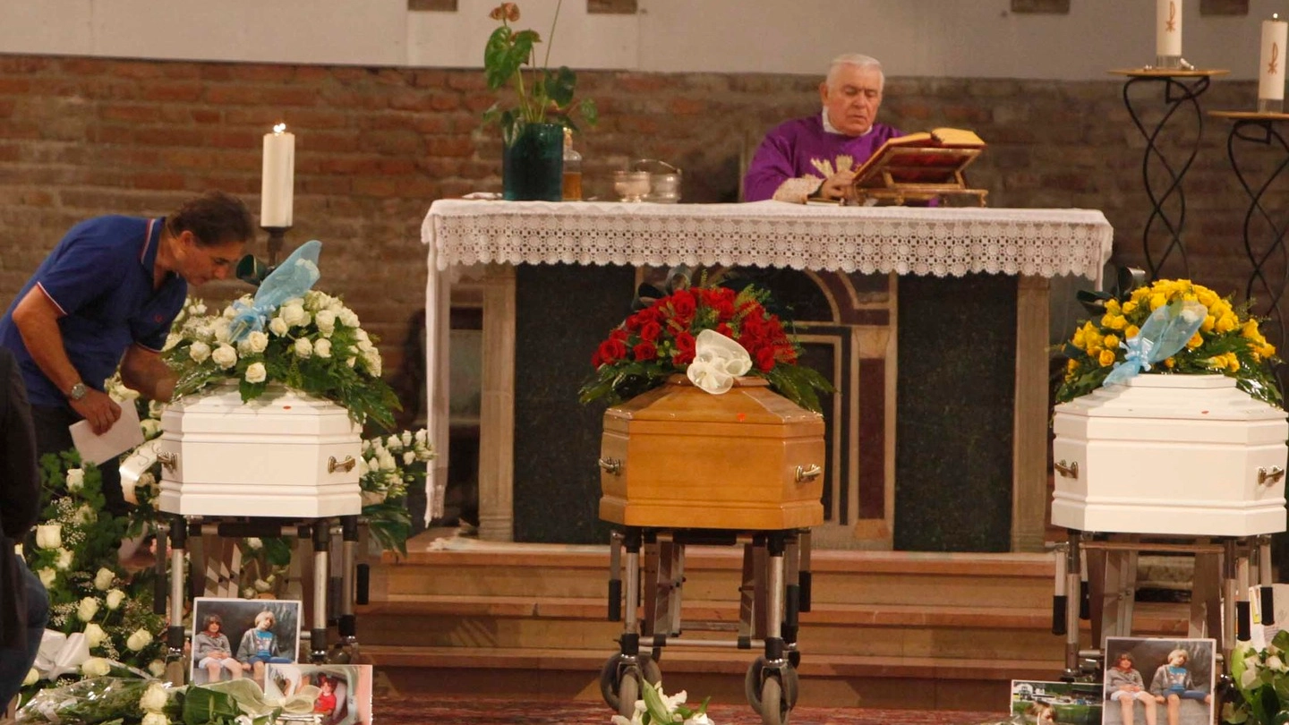 I funerali di Claudia Torsani e Alessandro e Federico Baioni
