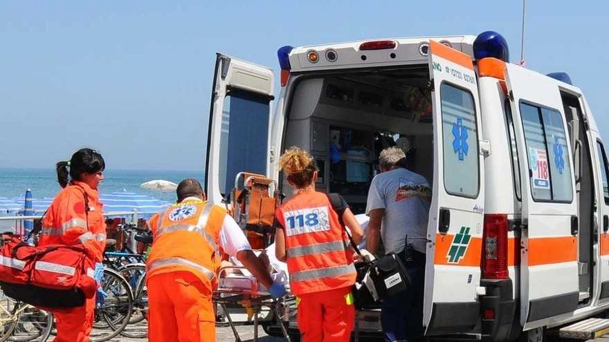 Ambulanza in spiaggia (archivio)