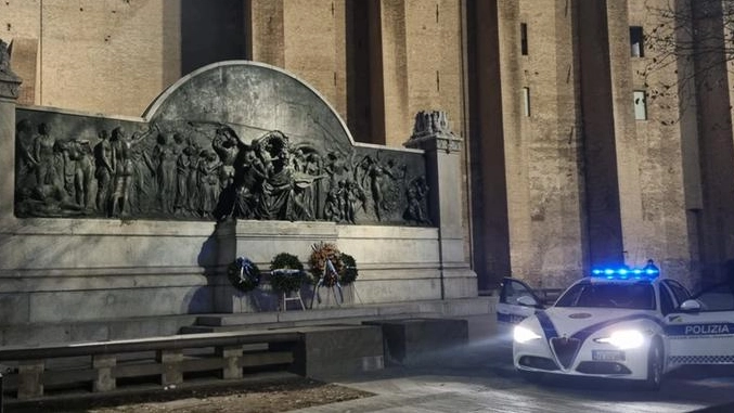 Parma, orina vicino al monumento a Verdi: senza tetto multato e denunciato