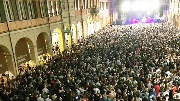 La folla al concerto di Fiorella Mannoia a Correggio