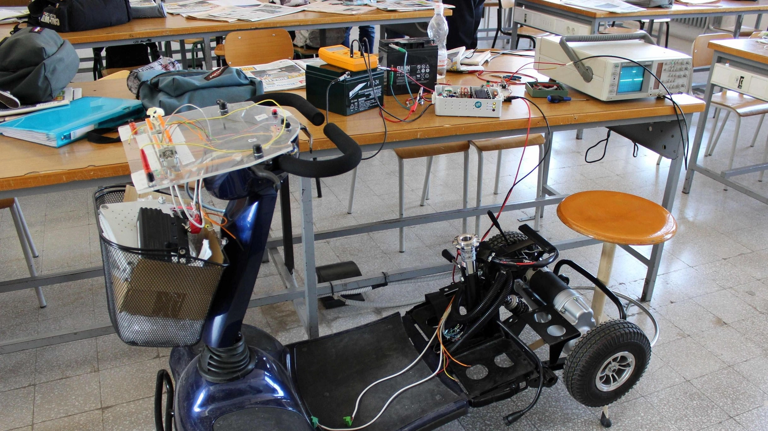 Un prototipo di auto intelligente creato nei laboratori della scuola