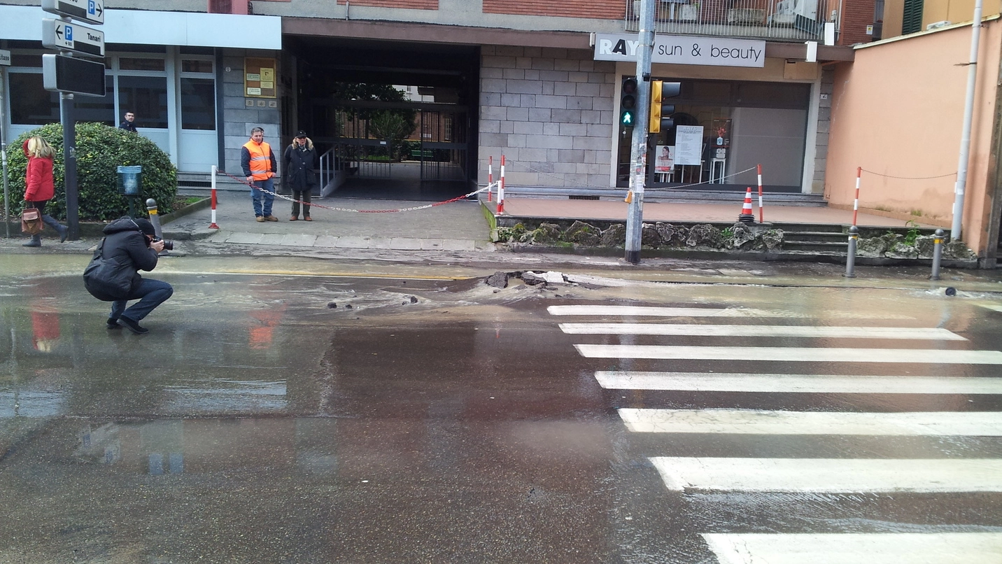 L’acqua invade la strada a Porta Sant’Isaia
