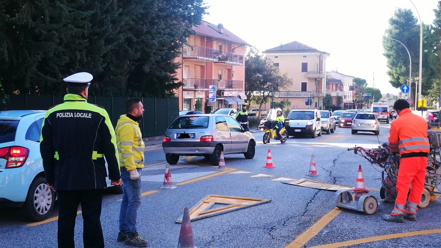 Operai al lavoro sulla nuova segnaletica all’incrocio tra via Roma e via Spalato