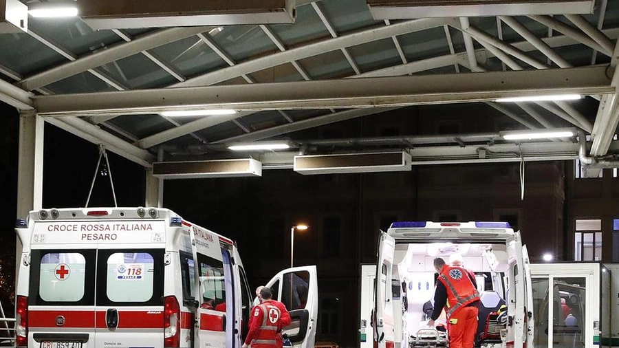 Ambulanze nel cortile del San Salvatore, vicino al pronto soccorso