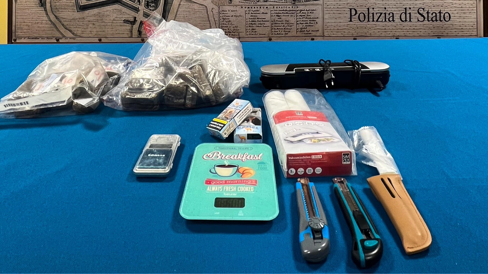 Arrestati in flagrante due complici: un italiano e un albanese. La polizia ha sequestrato panetti di hashish pronti da tagliare e mezzo chilo di cocaina suddivisa in dosi