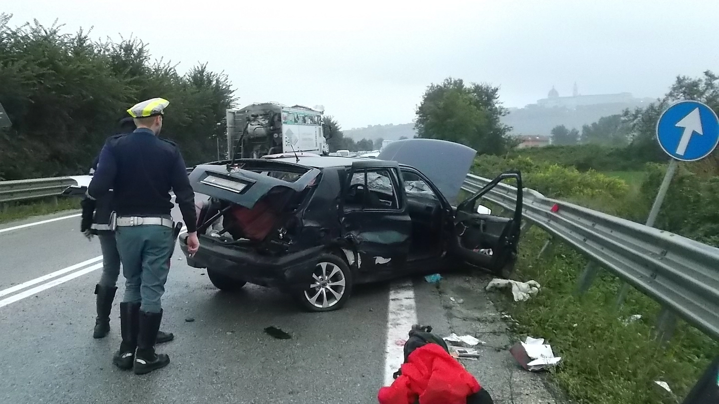 Tremendo impatto tra due auto a Castelfidardo: tre feriti gravi 
