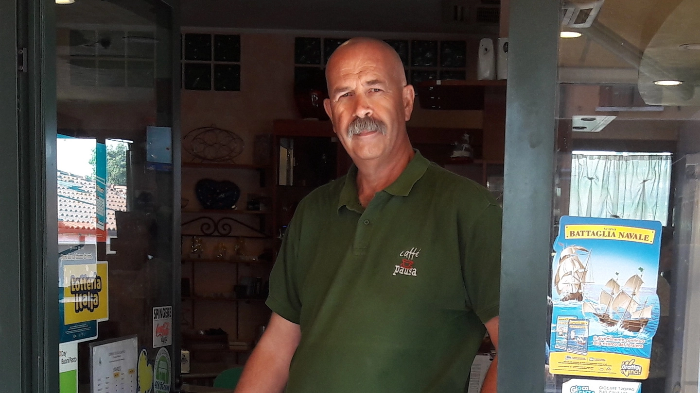 Andrea Bulgarelli, titolare del bar tabaccheria di Casoni  di Malalbergo