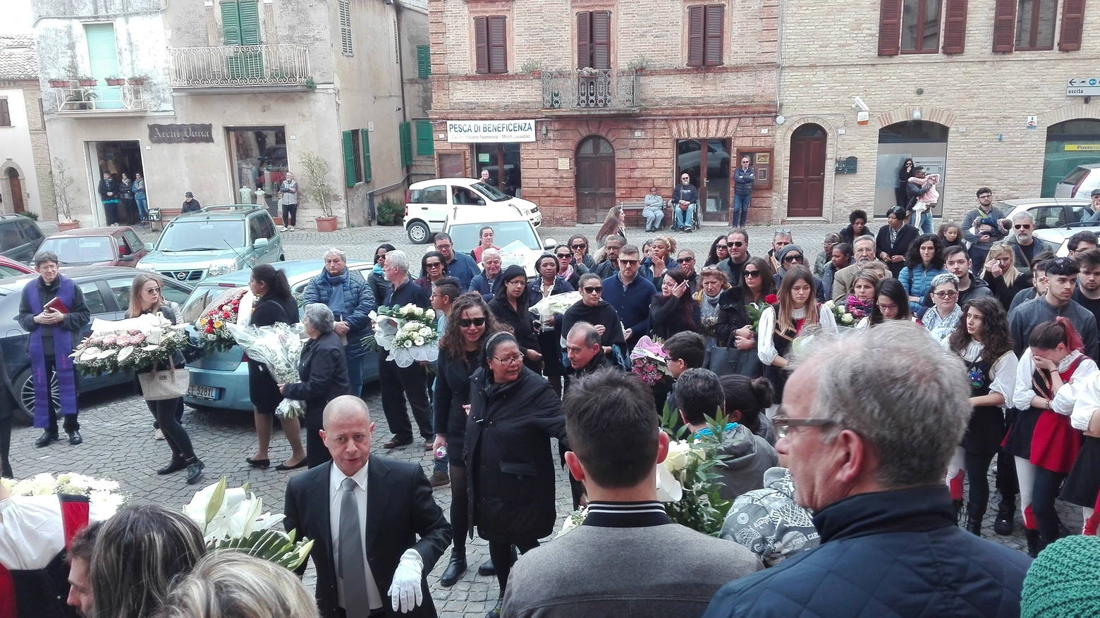Studentessa morta nell'incidente a Camerino, una folla commossa al funerale (Gabrielli)