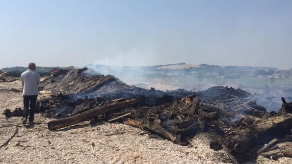 Porto Sant’Elpidio, bruciano i detriti alla foce del Chienti (Foto Colibazzi)