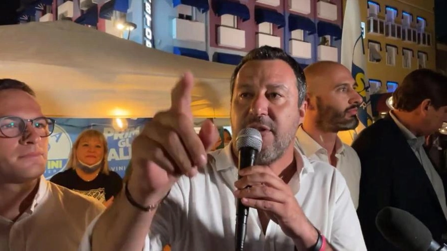 Salvini al  gazebo notturno di Fano (Ansa)