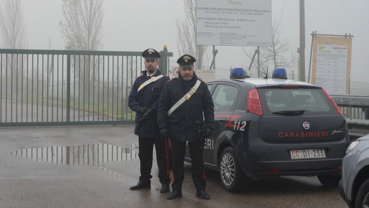 I carabinieri davanti alla discarica