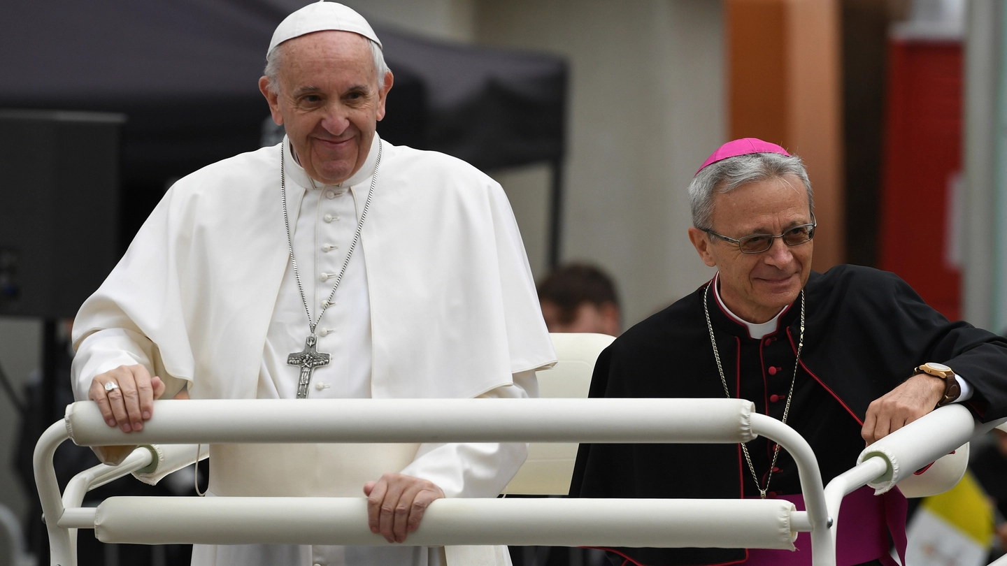 Papa a Carpi, Cavina sulla ‘papamobile’ con Bergoglio (FotoFiocchi)