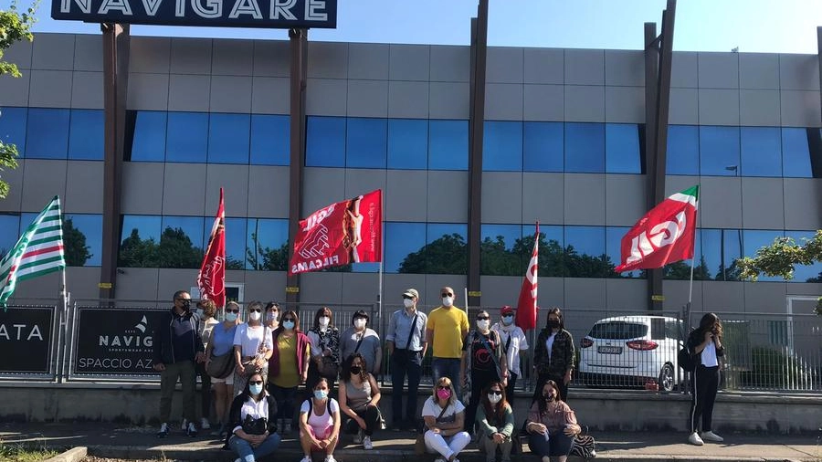 Lavoratori manifestano fuori dallo stabilimento Riese a Carpi