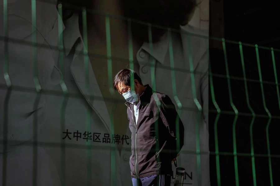 Un uomo in quarantena a Shanghai (Ansa)
