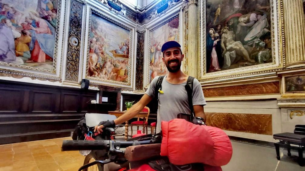

Giro d'Italia in bici dopo aver perso il lavoro: Ugo a Fabriano, un viaggio alla scoperta di sé