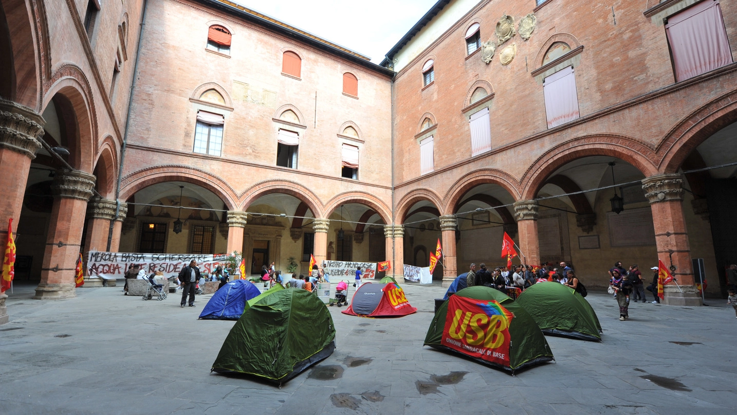 Bologna, Asia occupa il cortile del Comune con le tende (FotoSchicchi)
