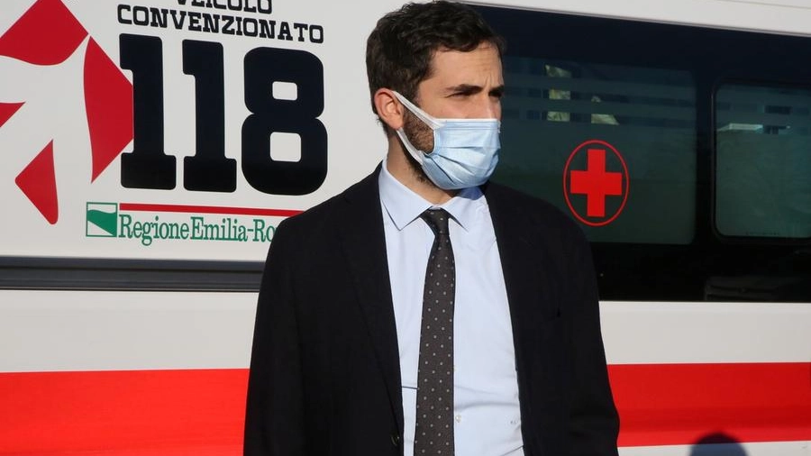 Il sindaco Enzo Lattuca in visita al centro vaccinazioni di Pievesestina (foto Ravaglia)