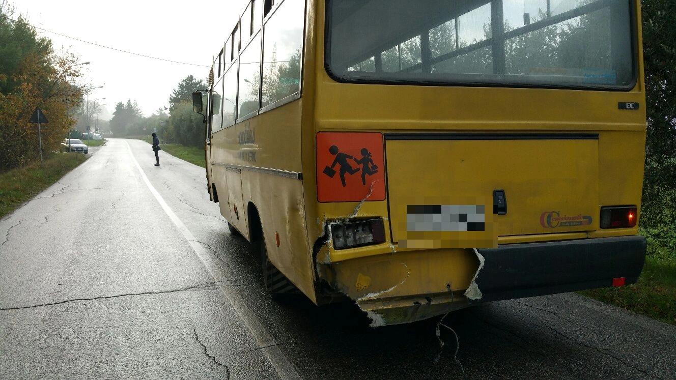 Lo scuolabus incidentato (foto Zeppilli)