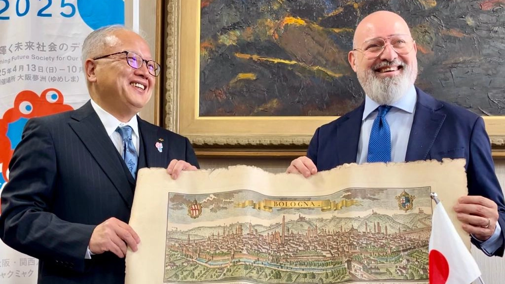 Stefano Bonaccini con il vice governatore di Osaka, Yamaguchi Nobuhiko al quale è stata donata una stampa di Bologna nel Medioevo