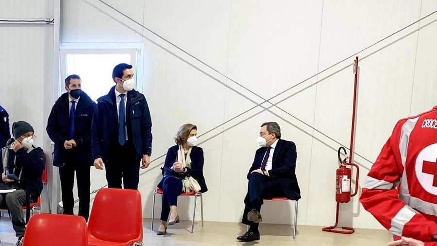 Il premier Mario Draghi e la moglie al centro vaccinale (Ansa)